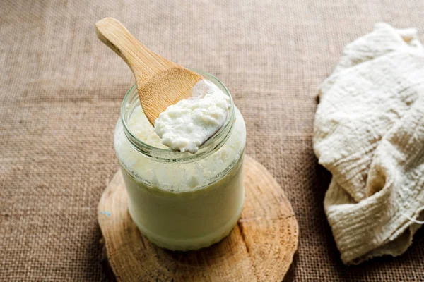 Kéfir de leche preparado en casa, proceso de separación de los granos fr — Foto de Stock