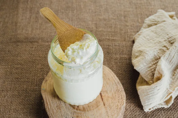 Per prendere Kefir è necessario separare i granuli da yogurt, un w — Foto Stock