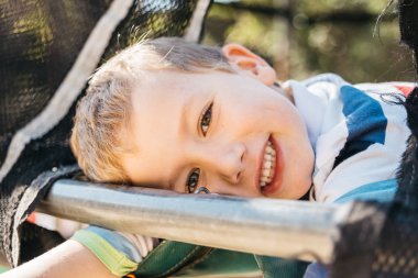 5 yaşındaki genç sarışın kameraya gülümsüyor ve çocukluğunun tadını çıkarıyor. 