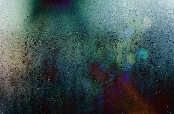 Reflexiones sobre un vaso húmedo lleno de gotas de niebla, fondo de invierno — Foto de Stock