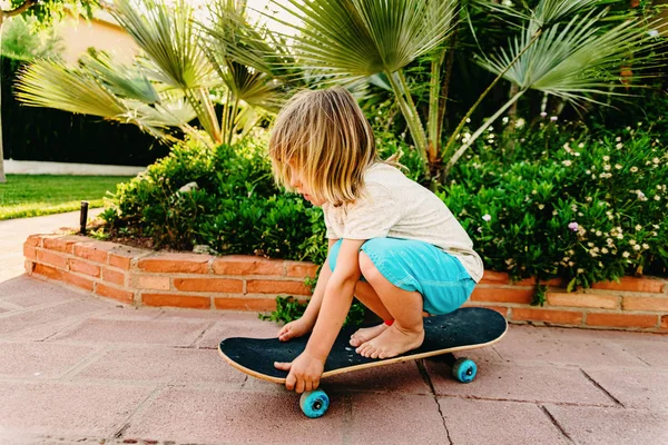 5-jähriger Junge übt Skaten in seinem Hinterhof aus Angst vor Sturz — Stockfoto