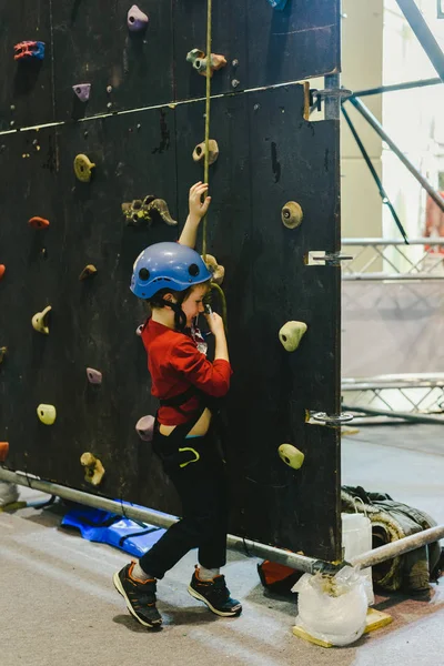 Kind an den Wänden einer Kletterwand mit Hilfe einer Sicherung — Stockfoto