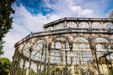 Madrid'deki Retiro Park'ın cam sarayının pencereleri,
