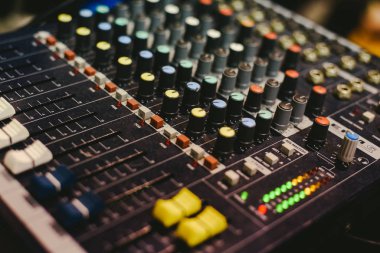 Bir Dj tarafından kullanılan ses karıştırıcı