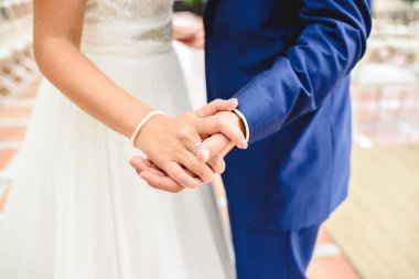 Erkek arkadaşlar düğün gününde romantik el ele tutuşuyorlar.