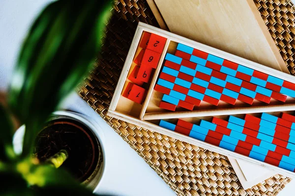 Franja de madera montessori roja y azul para aprender aritmética en clase — Foto de Stock