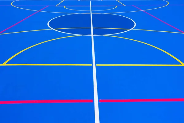 Líneas rojas cruzando un piso pintado de azul de intenso color a utilizar — Foto de Stock