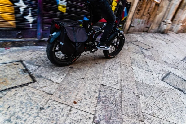 Bari, Itália - 12 de março de 2019: jovem dirigindo uma moto elétrica — Fotografia de Stock