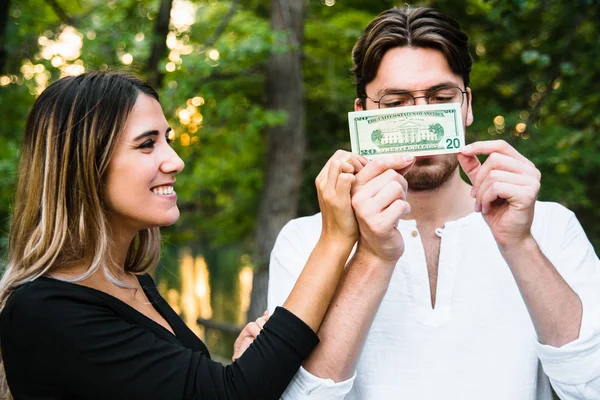 Casal apaixonado compartilhar uma conta de dinheiro — Fotografia de Stock