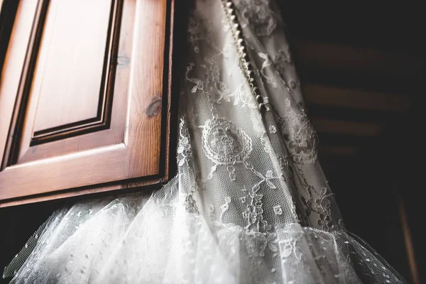 Detail van de stof van een witte trouwjurk. — Stockfoto