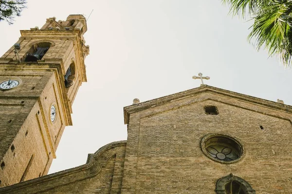 Fasada i dzwonnica starego kościoła w Hiszpanii. — Zdjęcie stockowe