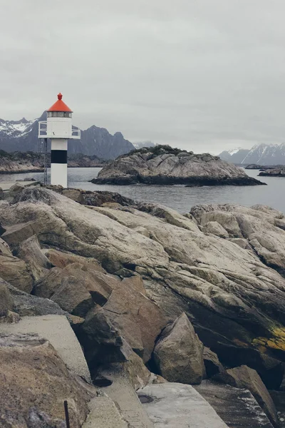 Vuurtoren bij de ingang van een haven van een kleine Noorse vis — Stockfoto