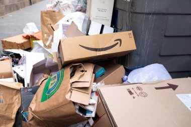 Valencia, İspanya - 29 Kasım 2019: Amazon Prime karton kutu 