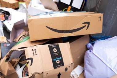 Valencia, İspanya - 29 Kasım 2019: Amazon Prime karton kutu 