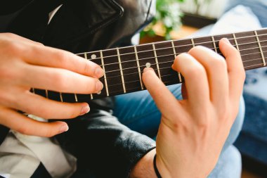 Bir professi tarafından bazı notlar oynamak için bir gitar parmak yerleştirme