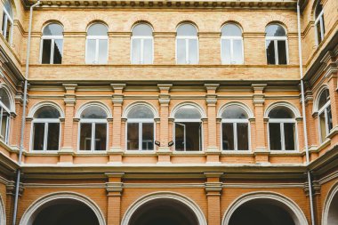 Cloister dini bir üniversite.