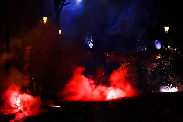 Mascleta colorida cheia de fogos de artifício e fogos de artifício com muito o — Fotografia de Stock
