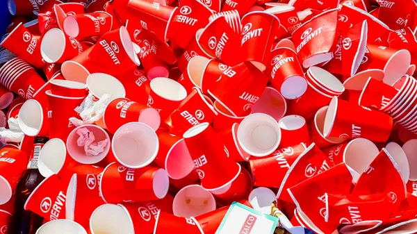 Bari, Italia - 10 de marzo de 2019: Muchas tazas de papel vacías rojas, lanzadas — Foto de Stock