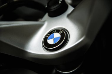 Valencia, İspanya - 1 Aralık 2019 Bmw aracının amblemi