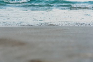 Sahne arka plan, deniz ve kum ıslak plaj dalgalar tarafından ıslak olarak 