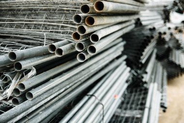 Sokağa taşınabilir çelik bariyerler yığıldı..