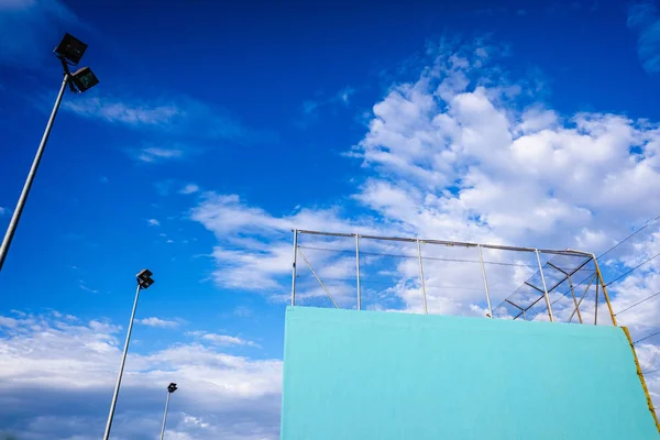 Cement väggar i väggen av ett hinder för utomhus sport med sk — Stockfoto