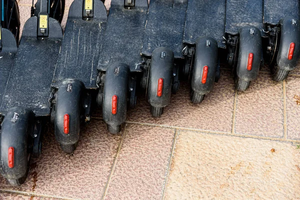 Fila de scooters eléctricos en alquiler en una ciudad turística y sostenible — Foto de Stock