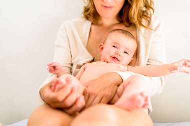 Oldukça yeni doğan kız, yumuşak ve tatlı bebek