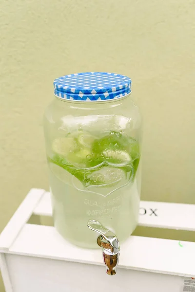 Tasse à la limonade et robinet à servir . — Photo