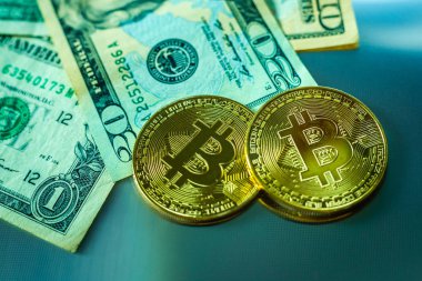 Parlak bitcoin sikke para yanında.