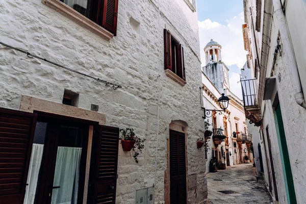 Calles con casas con paredes encaladas de la típica Italia — Foto de Stock
