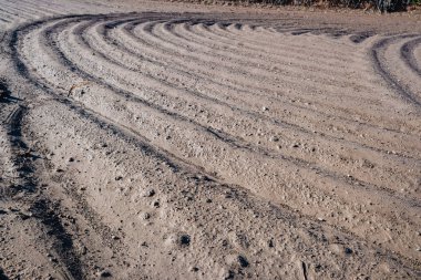 Sulu ve sulu tarlalar kışın nadasa..