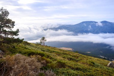 N için yüksek dağlarda bulutlu gökyüzü nün bir arka plan olarak Güzel görüntü