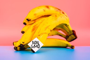 Tehlikeli kimyasallar için uyarı etiketi olan bir meyve, tedavi edildi. 