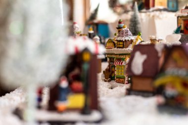 Minyatür evler ve rakamlar süslemeleri.