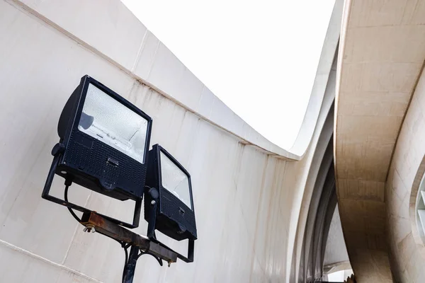 Two large spotlights off to illuminate a large building. — Stock Photo, Image