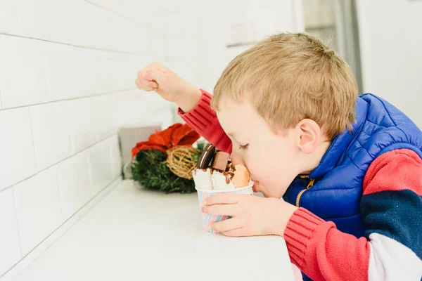 Niño degustando un helado y comiéndolo con antojos infantiles . — Foto de Stock