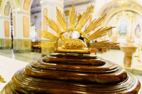 Sculpture dorée d'un agneau à l'intérieur d'une église catholique, richesses et — Photo