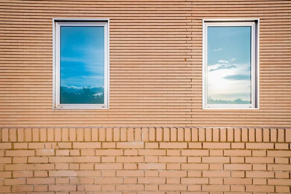 Enkel tegelfasad med två vertikala fönster. — Stockfoto
