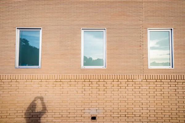 Skugga av fotograf på den enkla väggen av en fasad med windo — Stockfoto