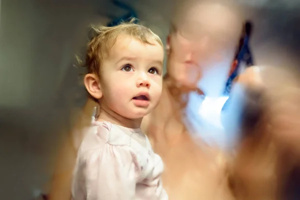 Bayi setelah mandi terlihat di cermin pada dirinya sendiri terkejut — Stok Foto
