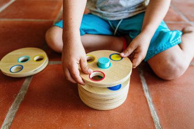 Çocuk bir eğitim ahşap oyun ile eğlenmek, cylinde sığdırmak için