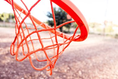 Turuncu basketbol sepetinin tellerinin ayrıntıları.