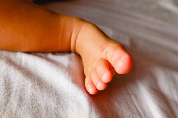 Nahaufnahme der kleinen Füße eines Babys. — Stockfoto