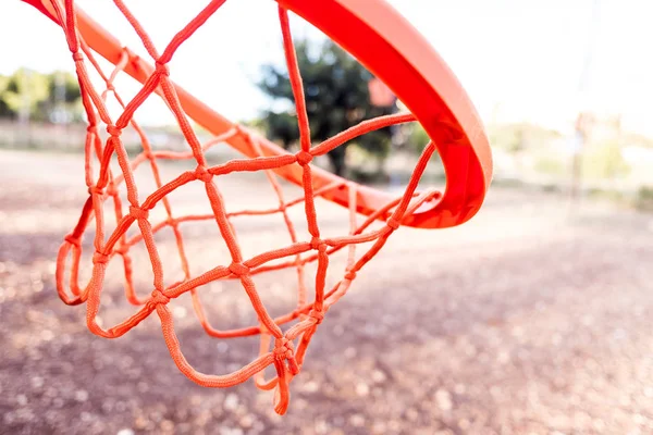 Részlet a húrok egy narancssárga kosárlabda kosár. — Stock Fotó
