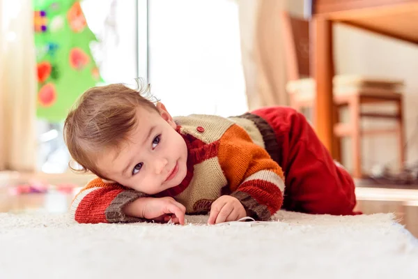 Divertida y bonita niña sonríe a sus padres mientras sigue rodando —  Fotos de Stock