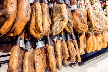 Valencia, İspanya - 20 Aralık 2019 Noel 'de, Serrano jambonu
