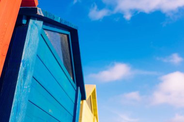 Mavi sk ile renkli ahşap üçgen panoları garip tasarım