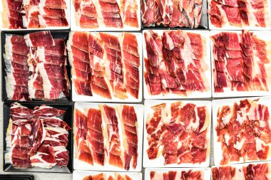 Bir olay sırasında birkaç tabak kesilmiş Serrano jambonu detaylandır.