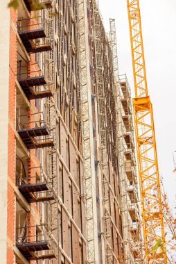 İnşaat halindeki bir gökdelenin metal iskelesi..